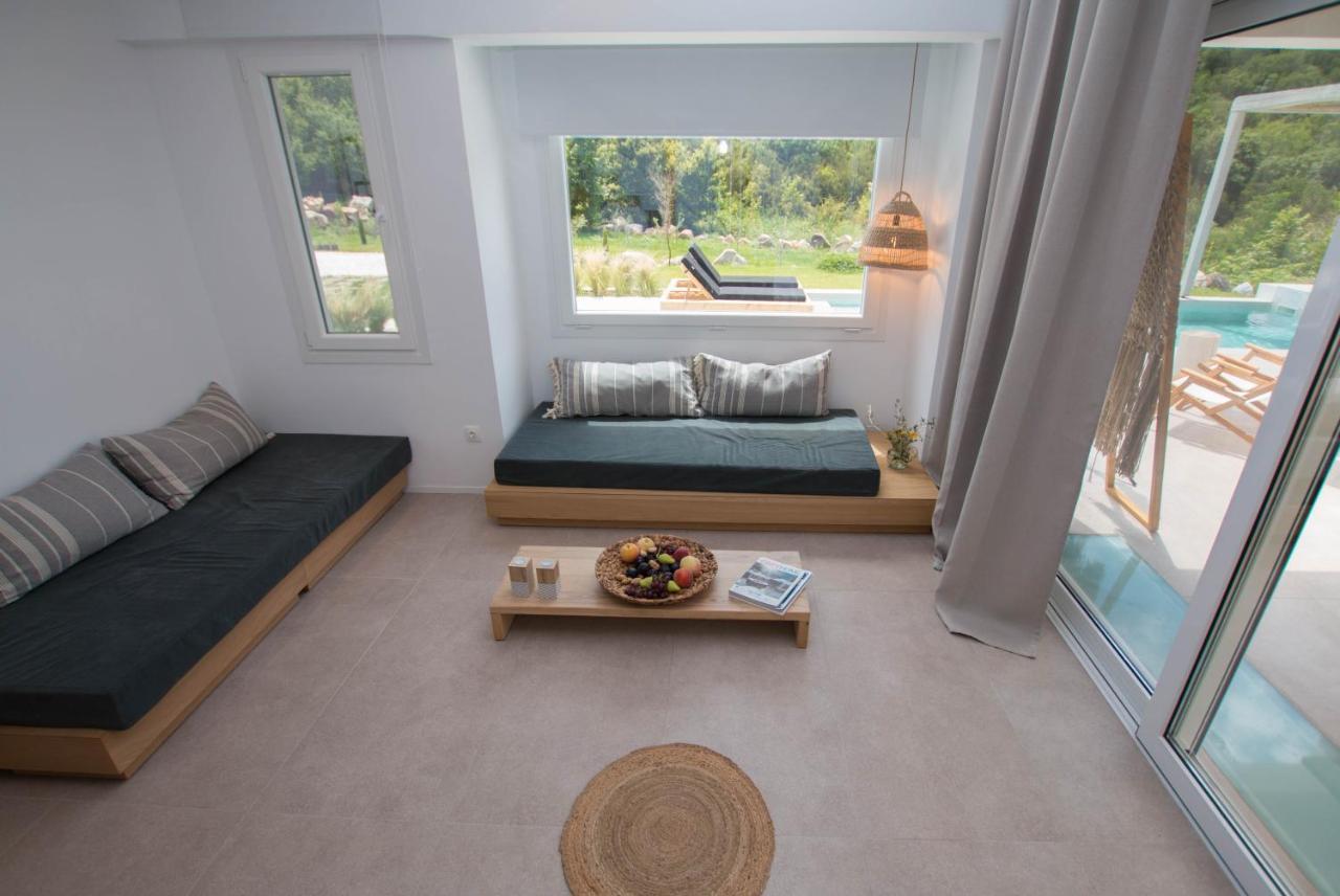 Aristotelia Gi - Premium Luxury With Private Pools