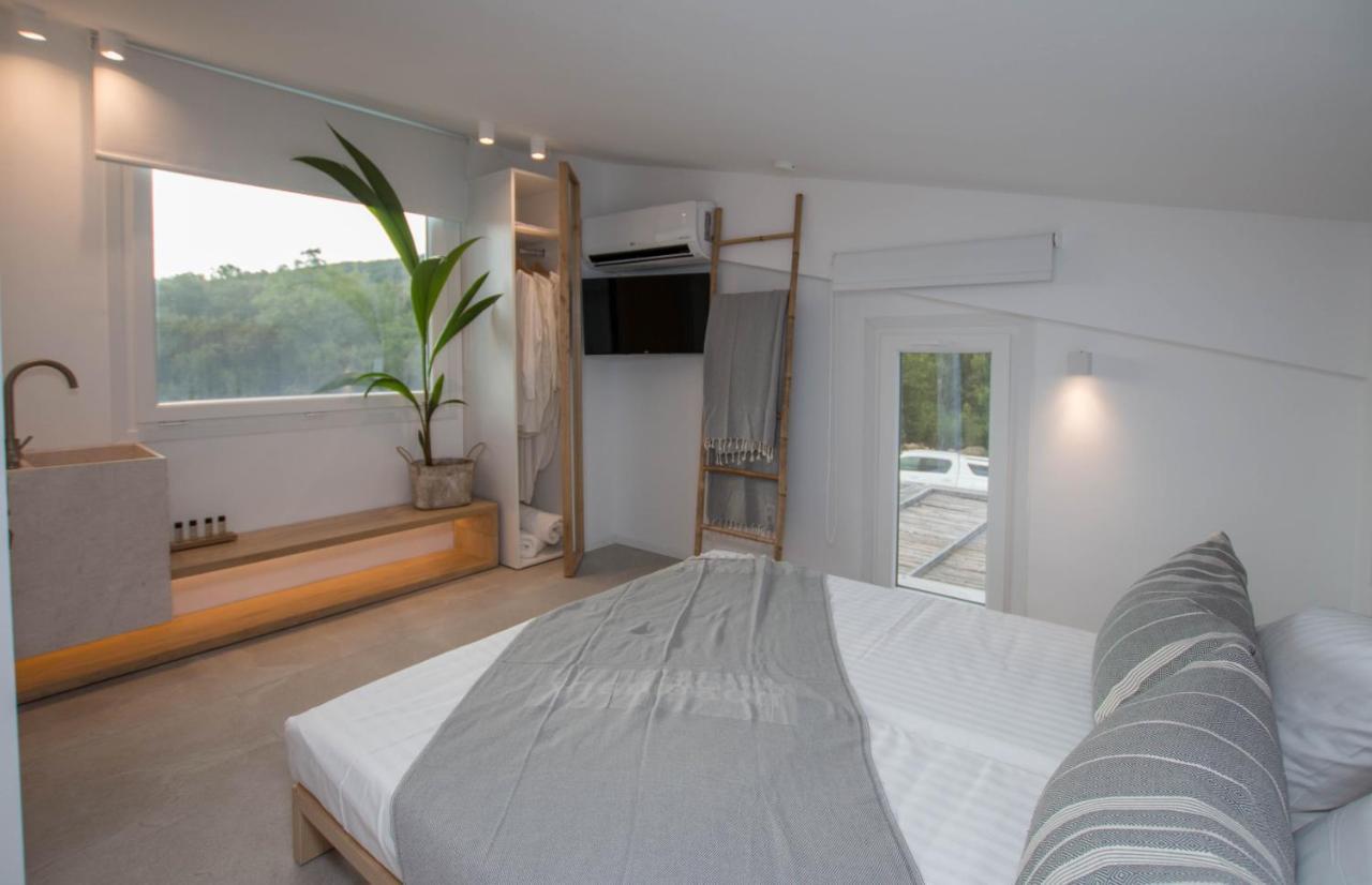 Aristotelia Gi - Premium Luxury With Private Pools *
