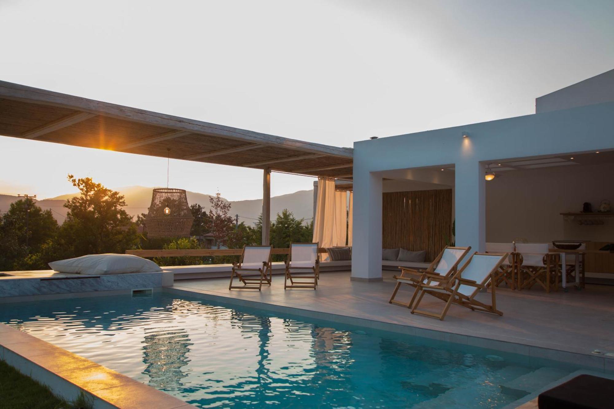 Aristotelia Gi - Premium Luxury With Private Pools