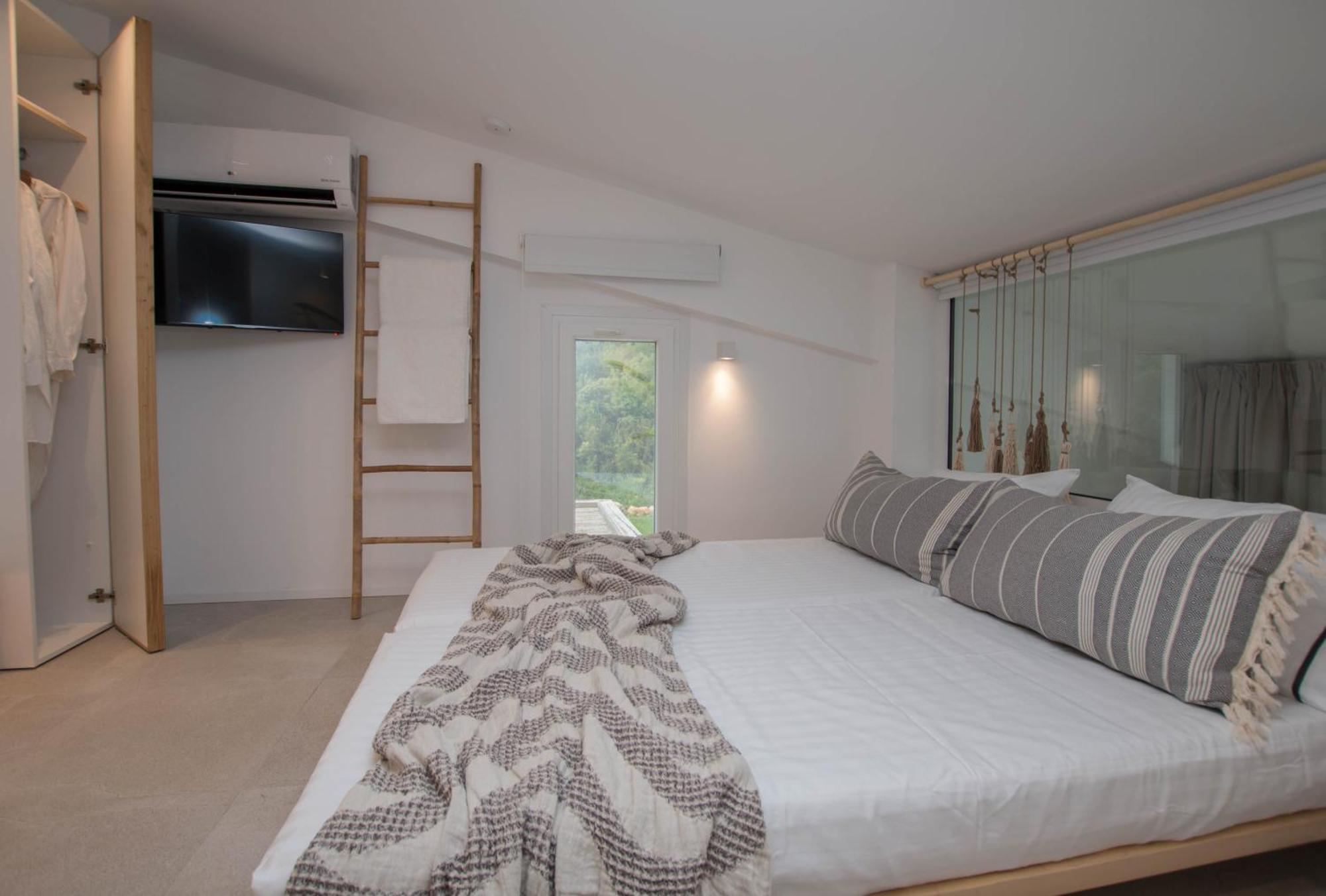 Villa Aristotelia Gi - Premium Luxury With Private Pools